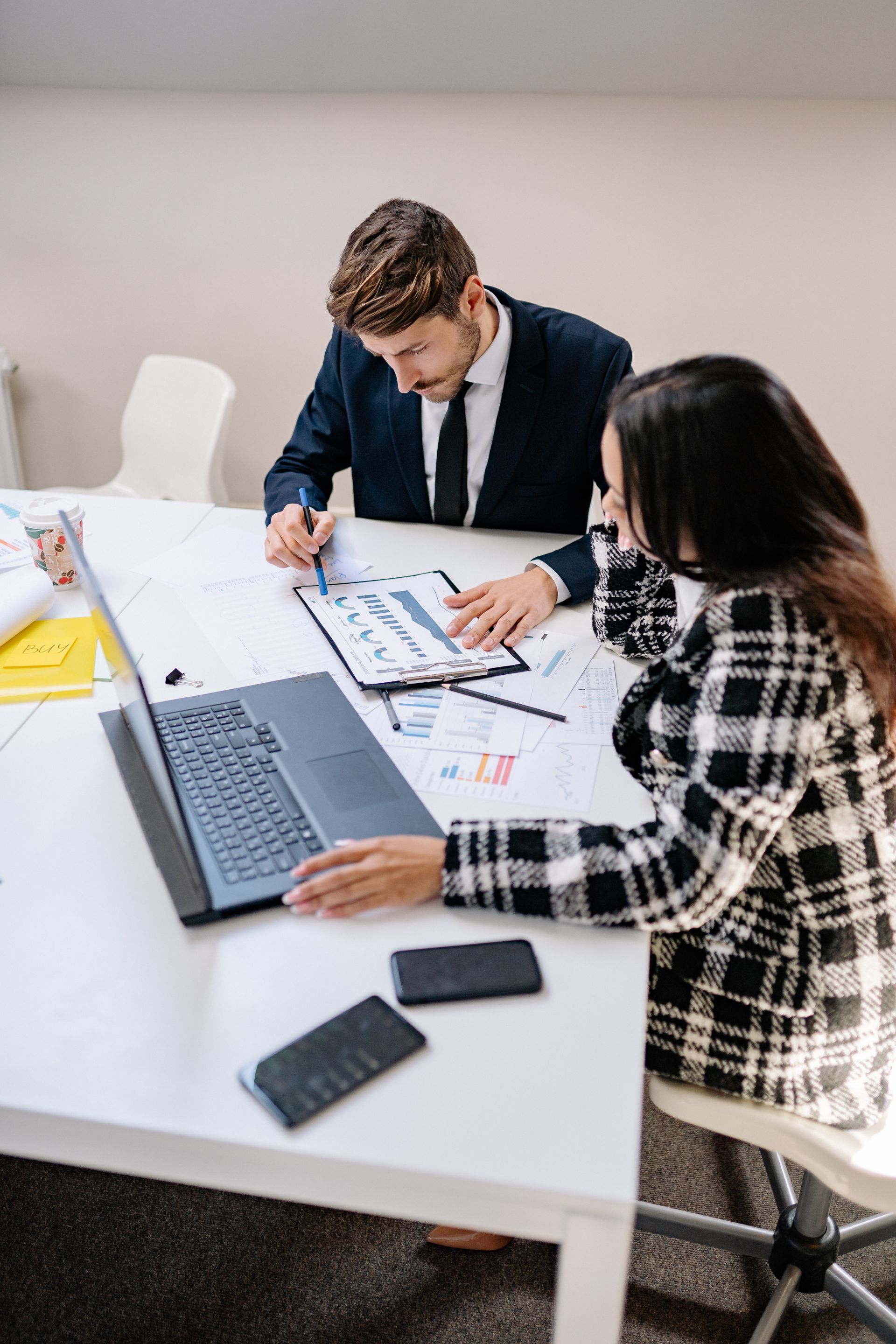 Ordinateur portable et graphique financier sur un bureau