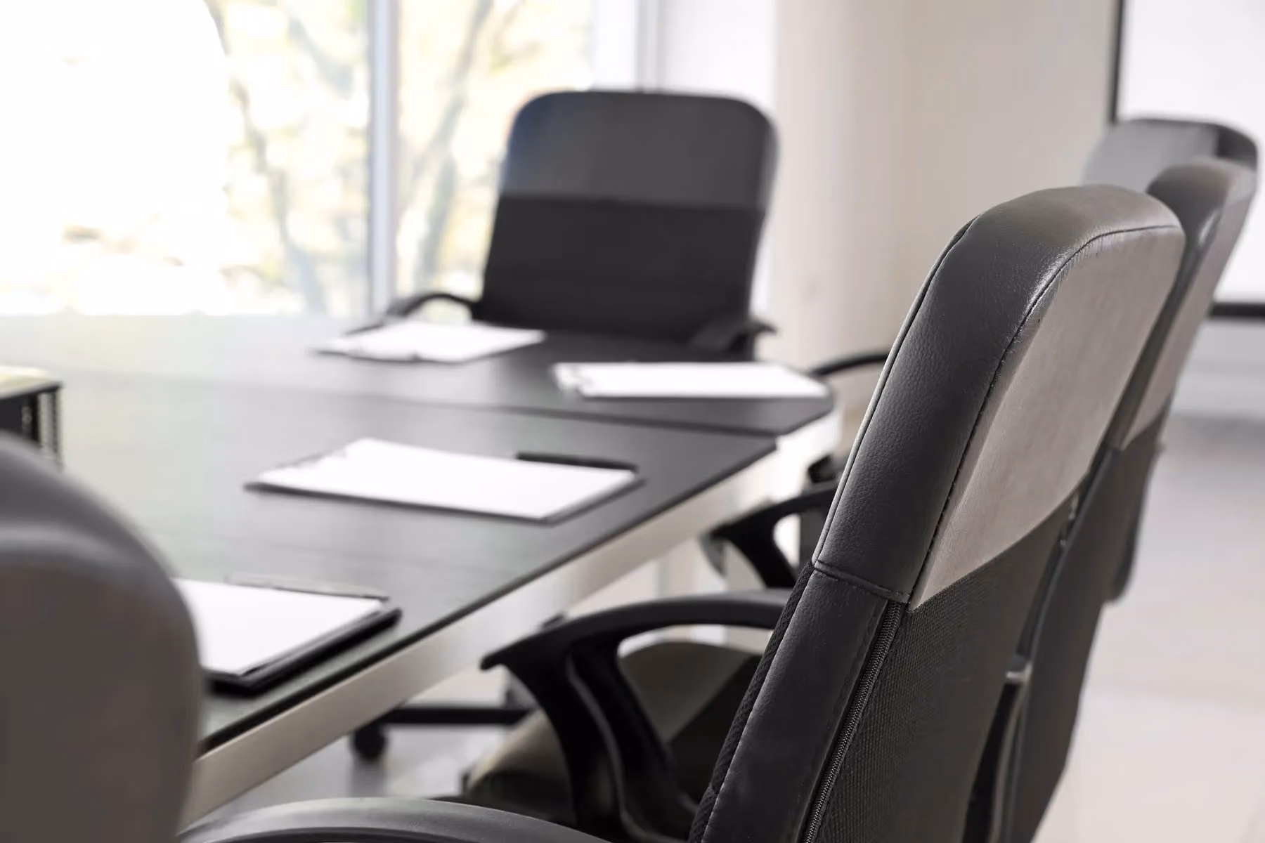 An example of a clean meeting room.