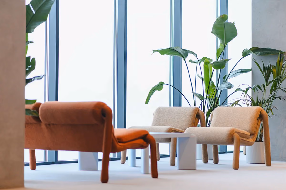 An example of a clean office space.
