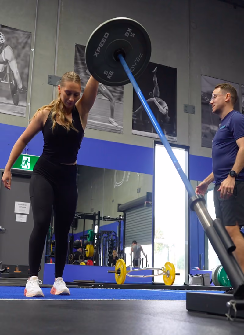 working-out-in-gym-lifting-weights-client