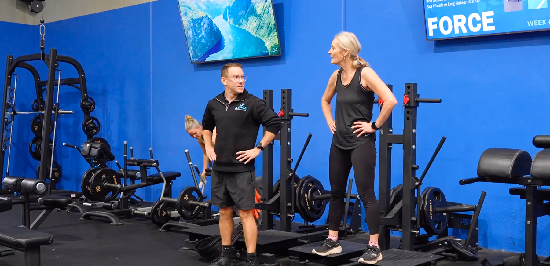 chris helping lady on tradmill in sepsa gym