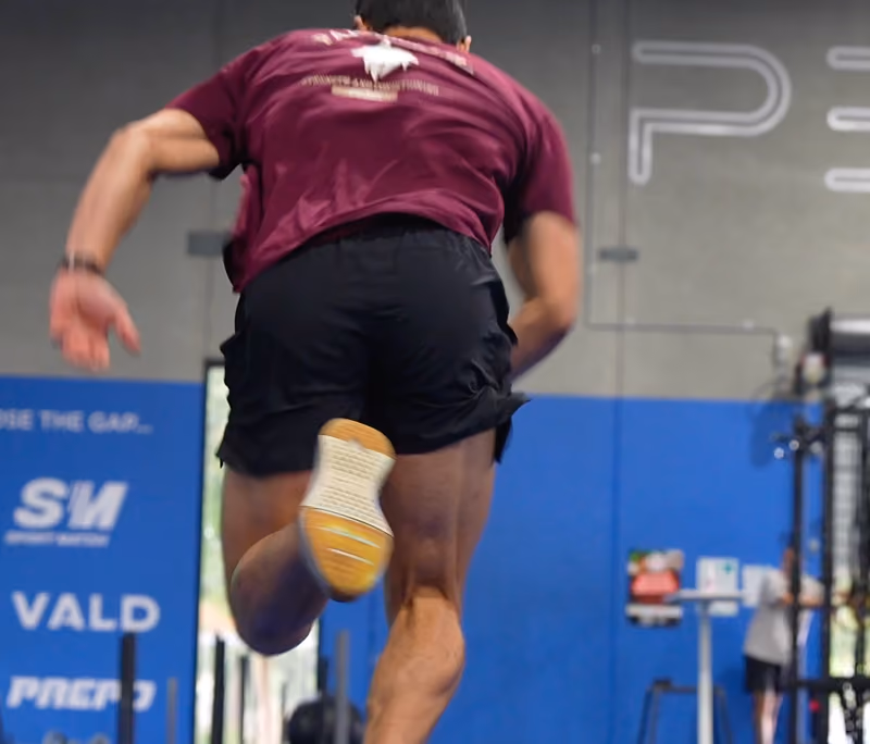 man sprinting at peaq fitness