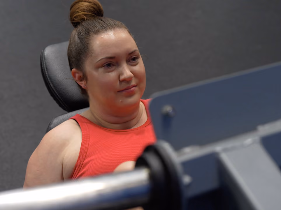 lady-doing-leg-press-at-gym