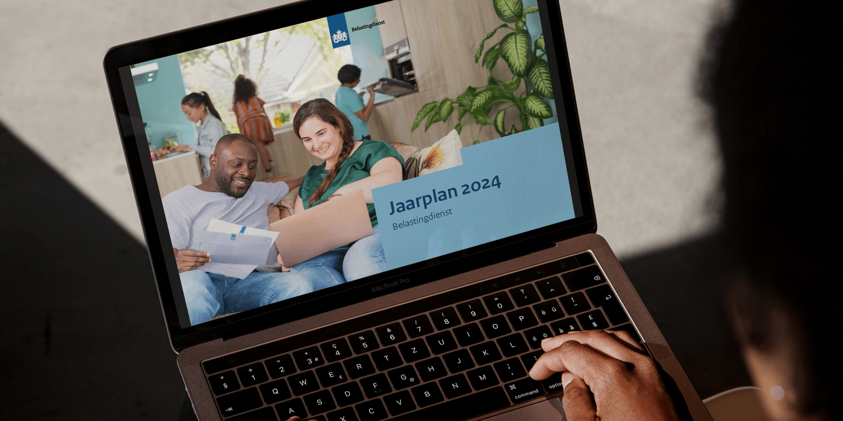 Een foto van een laptop met het digitale jaarplan 2024 erop.