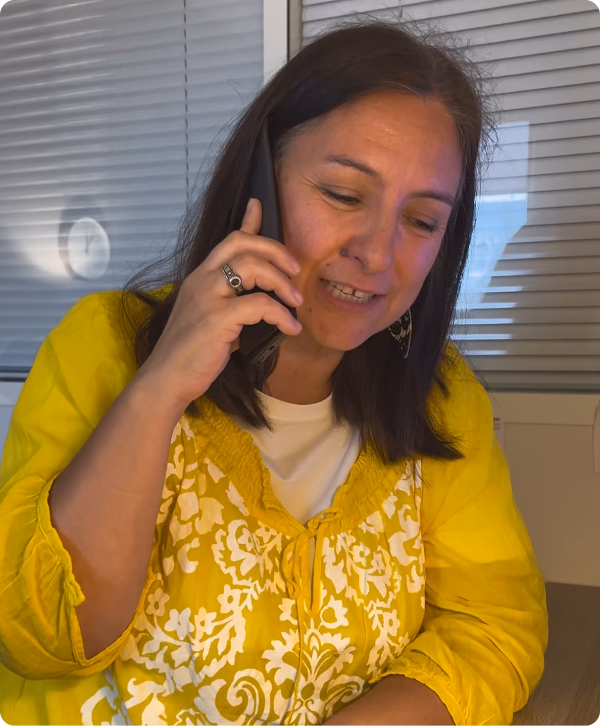 Un parent au téléphone avec la ligne d'écoute parentale de l'Institut de la Parentalité