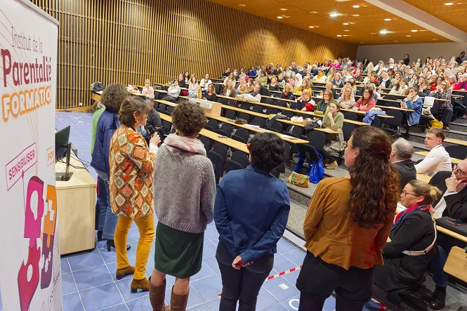Le Dr Anne Raynaud à l'Institut de la Parentalité de Floirac