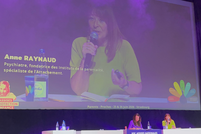 Le Dr Anne Raynaud en consultation avec une famille