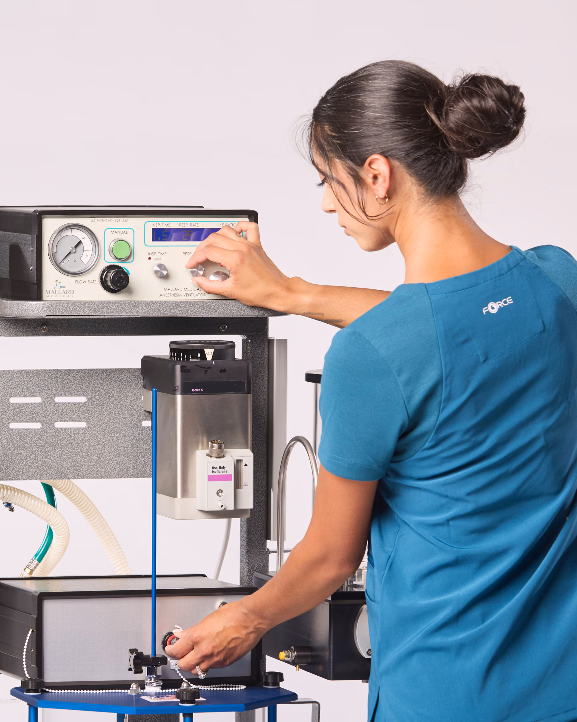  A vet using a Mallard 2800C ventilator