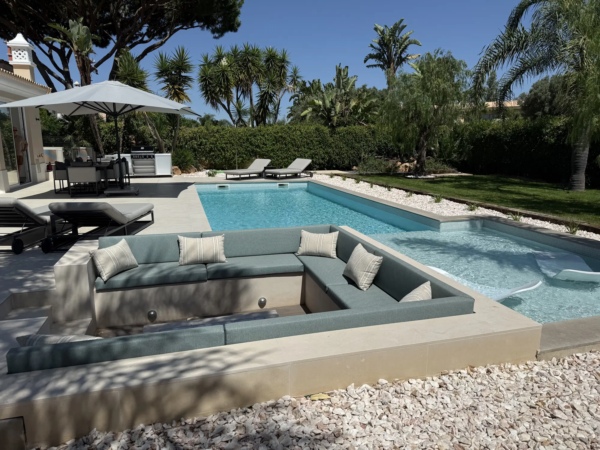 Piscina com zona de estar rebaixada em moradia no Algarve