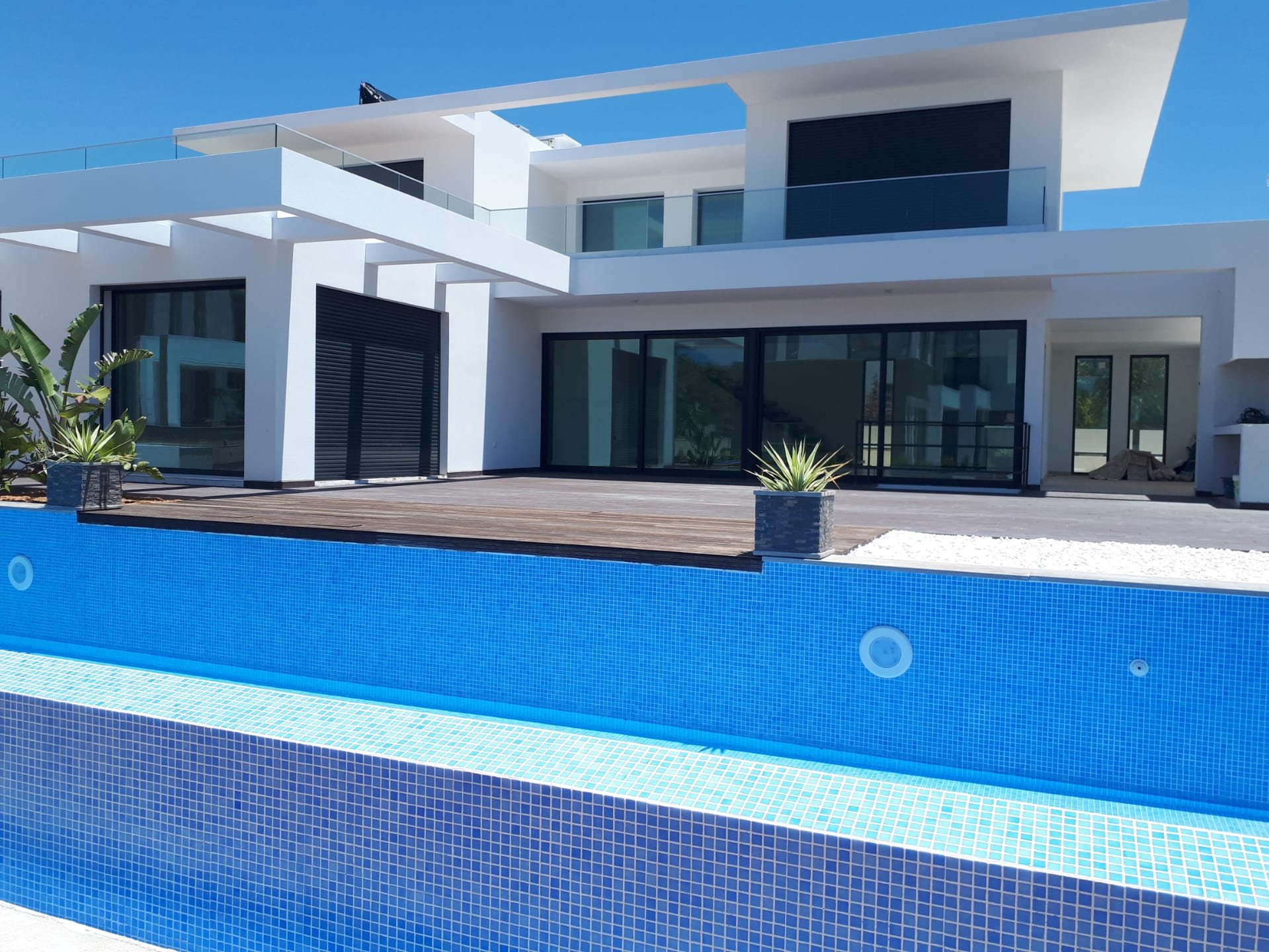 Alsakia 54, piscina e fachada