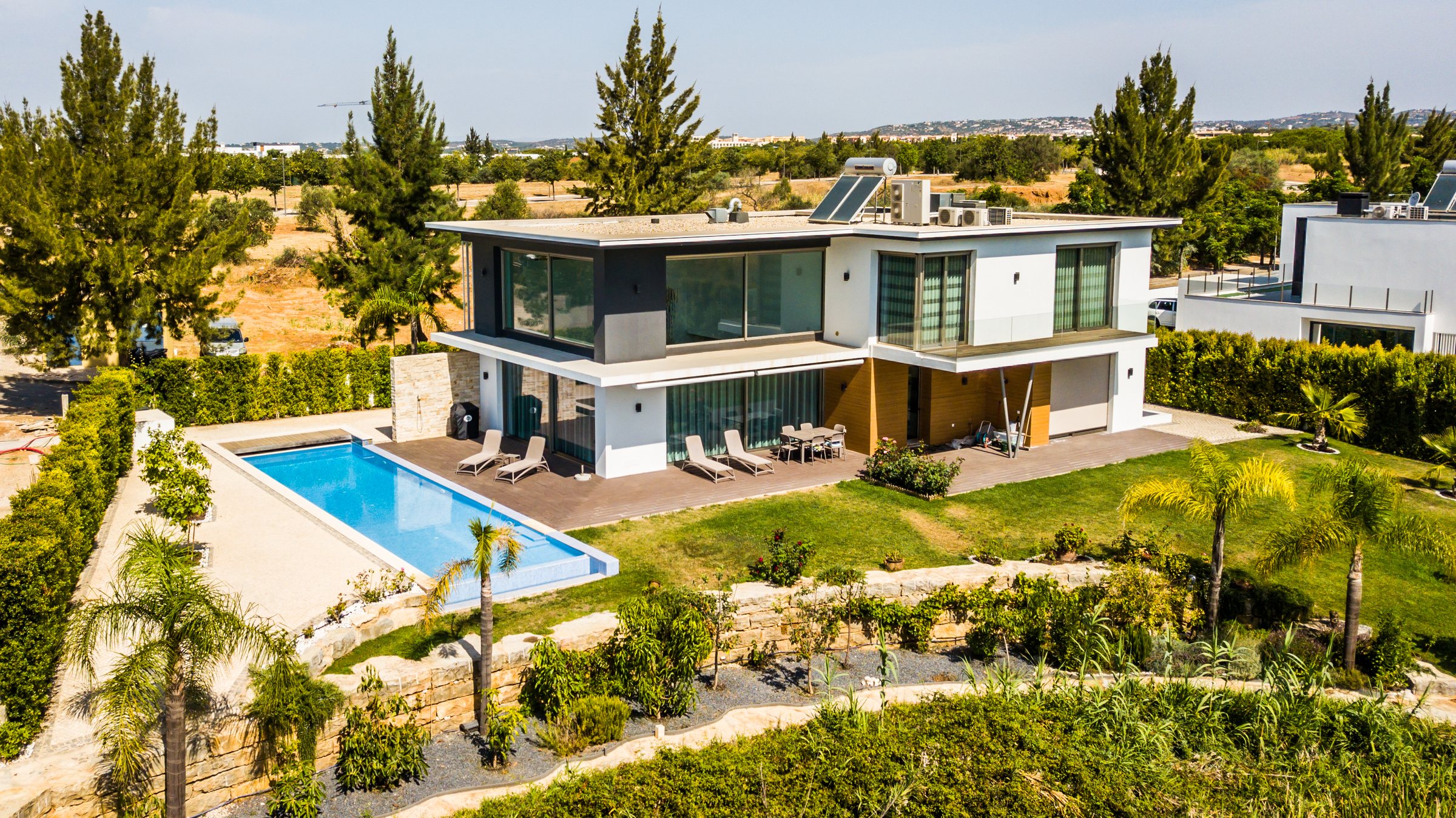 Lote 25, vista aérea da moradia e piscina