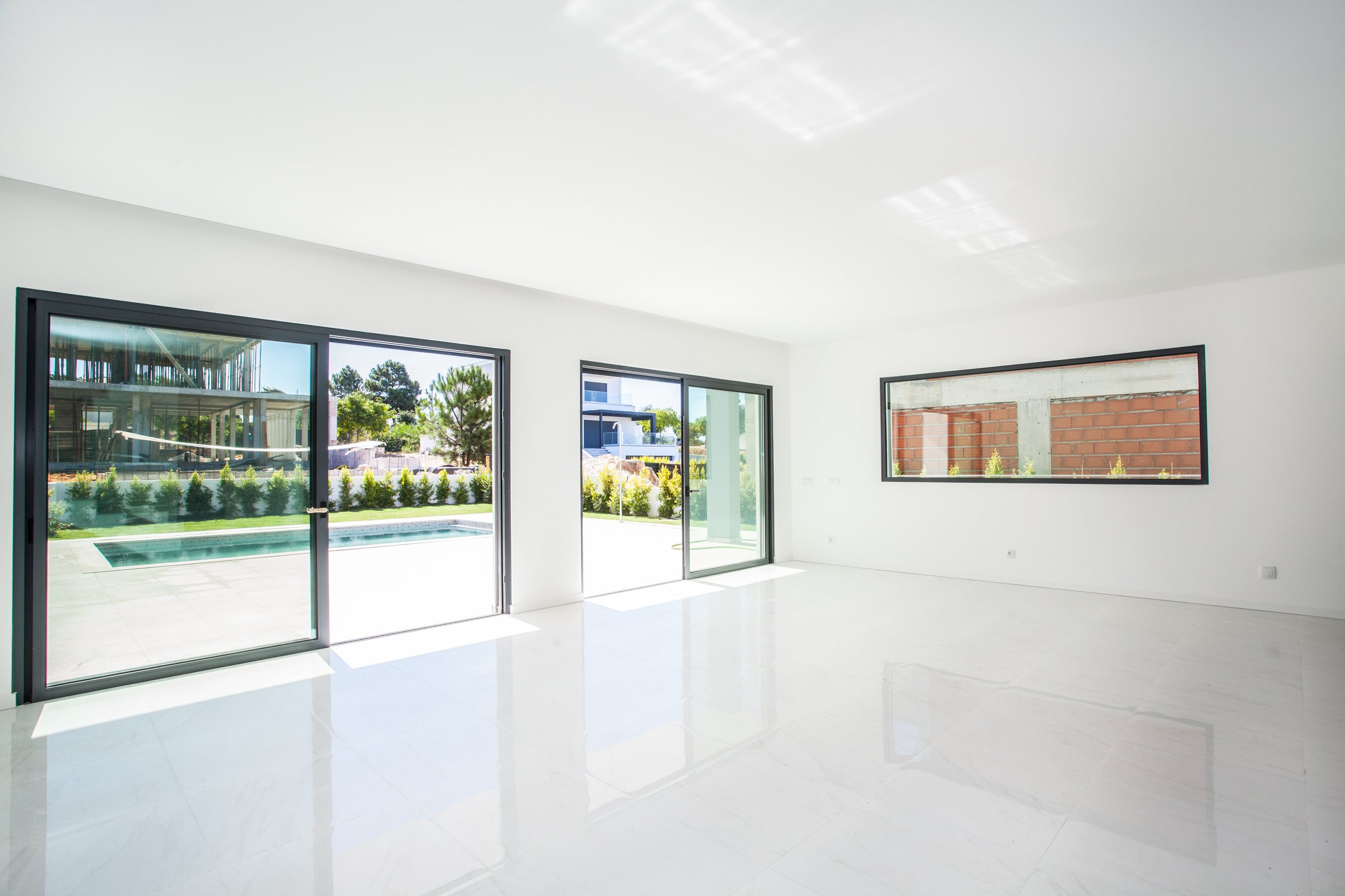Alsakia, sala com abertura para a piscina
