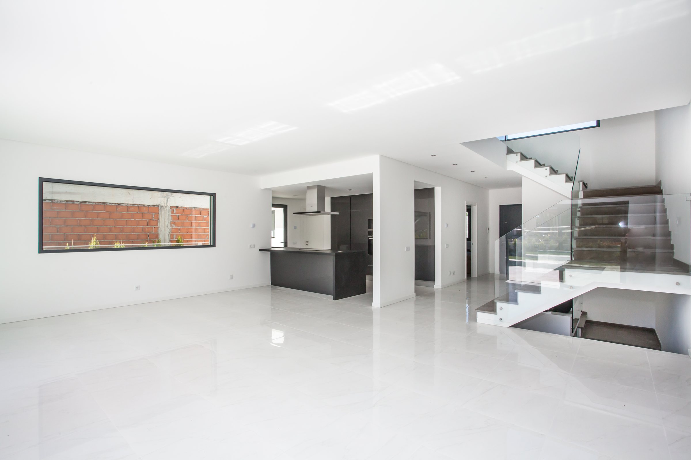 Alsakia, sala, cozinha e escada