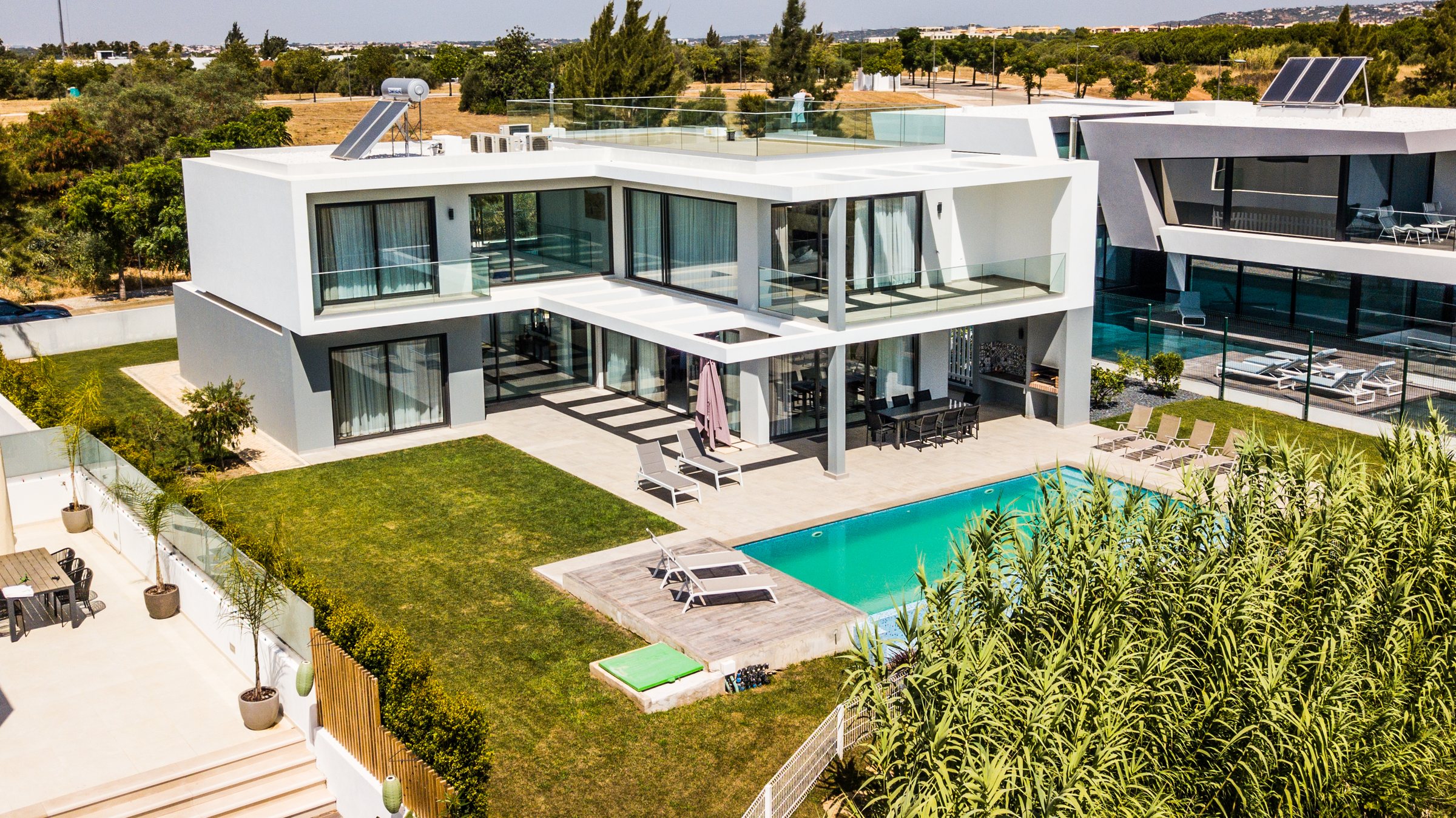 Casa Santana, vista aérea da moradia e piscina