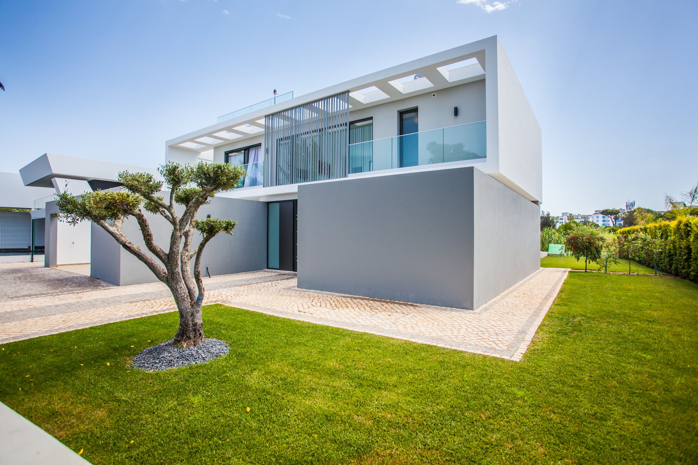 Casa Santana, fachada lateral e oliveira