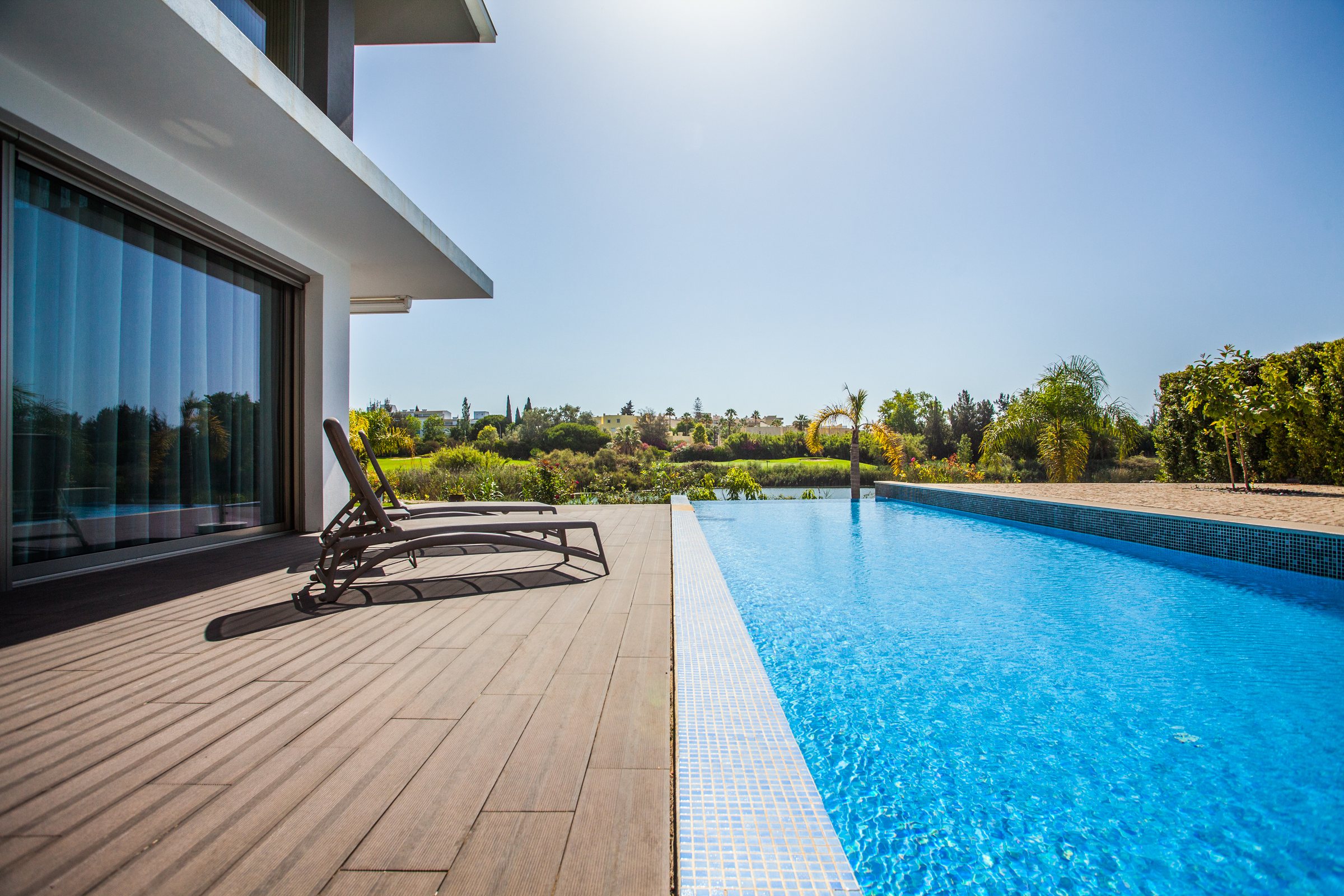 Deck e piscina infinita com vista para o lago, moradia no Algarve