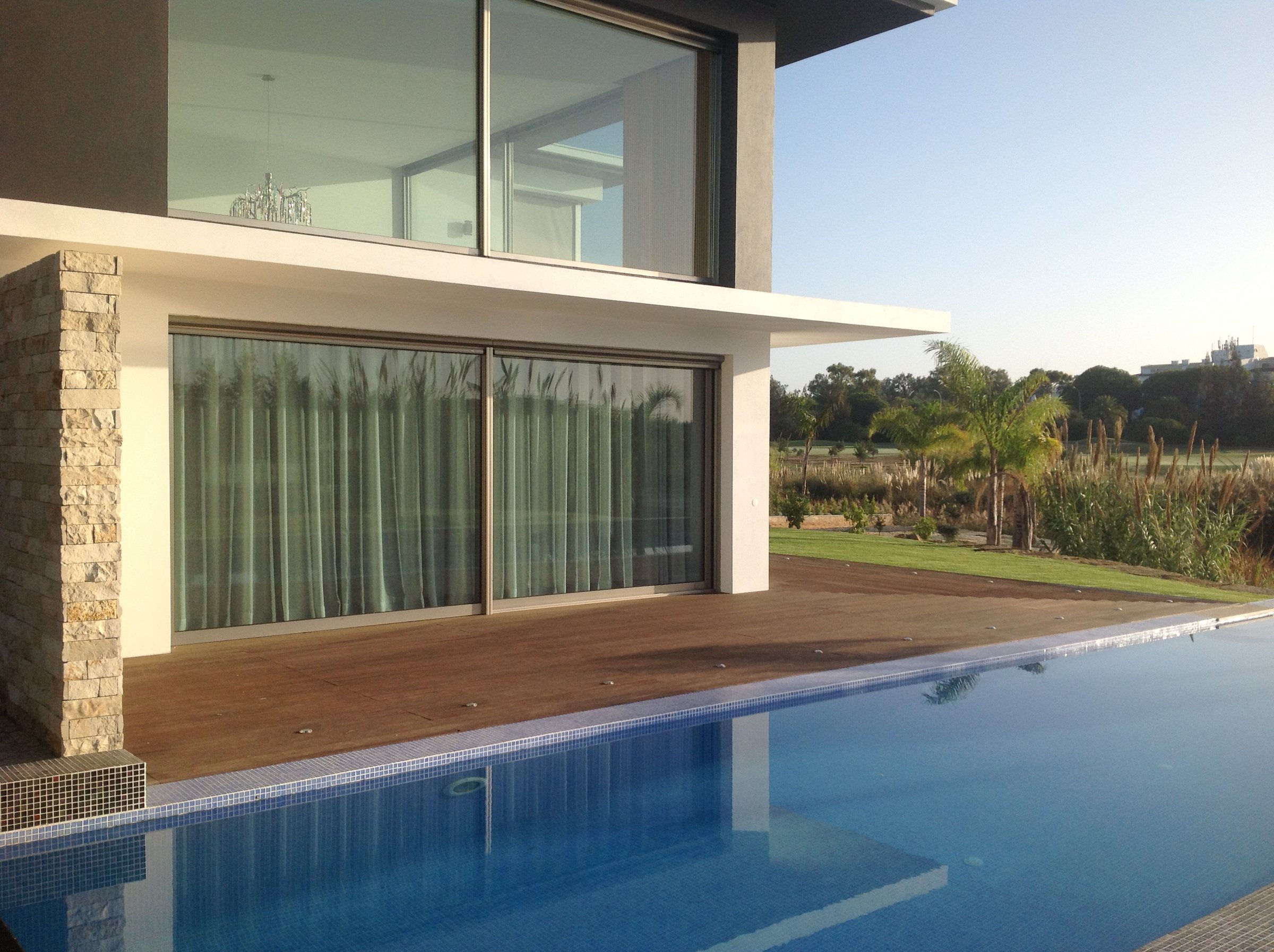 Lote 25, envidraçados sobre a piscina