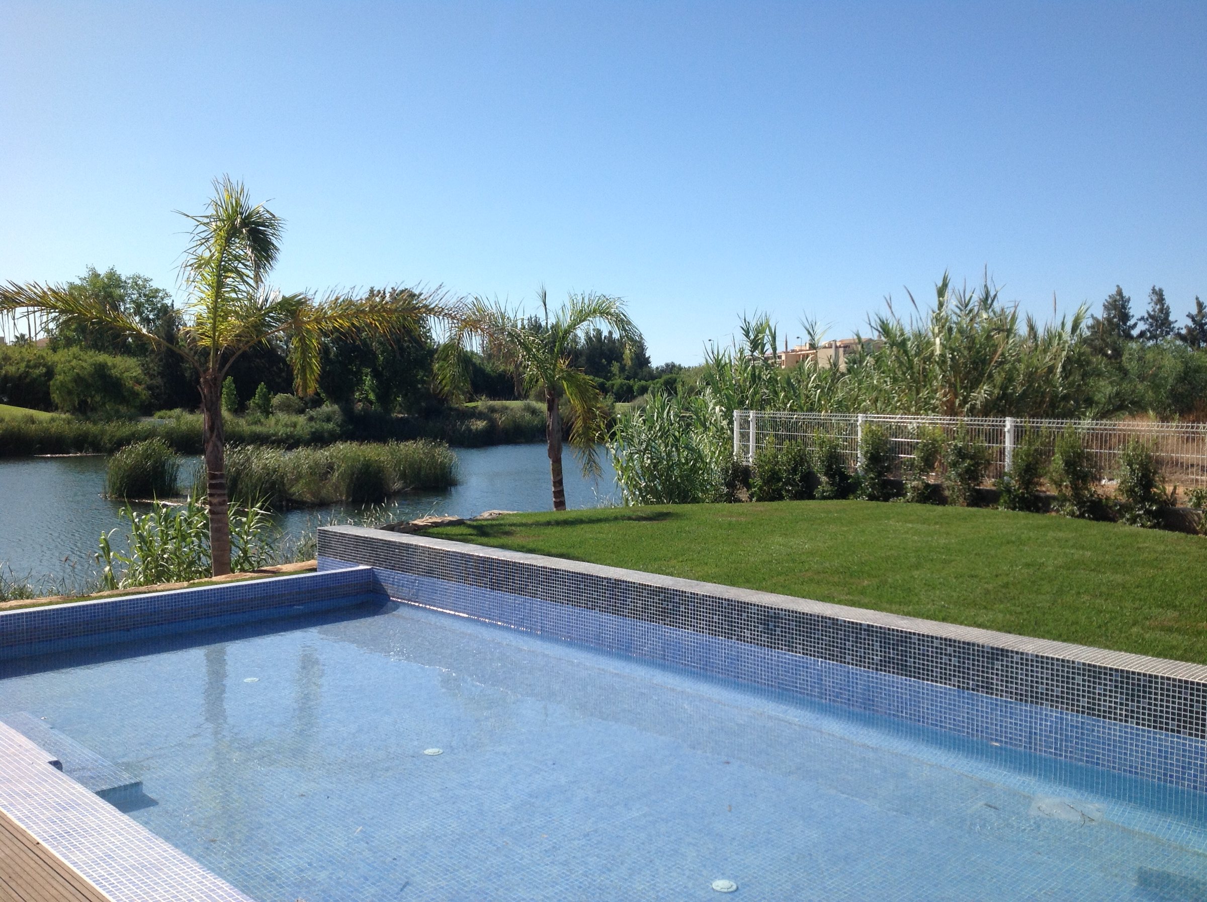 Lote 25, piscina com vista para o lago