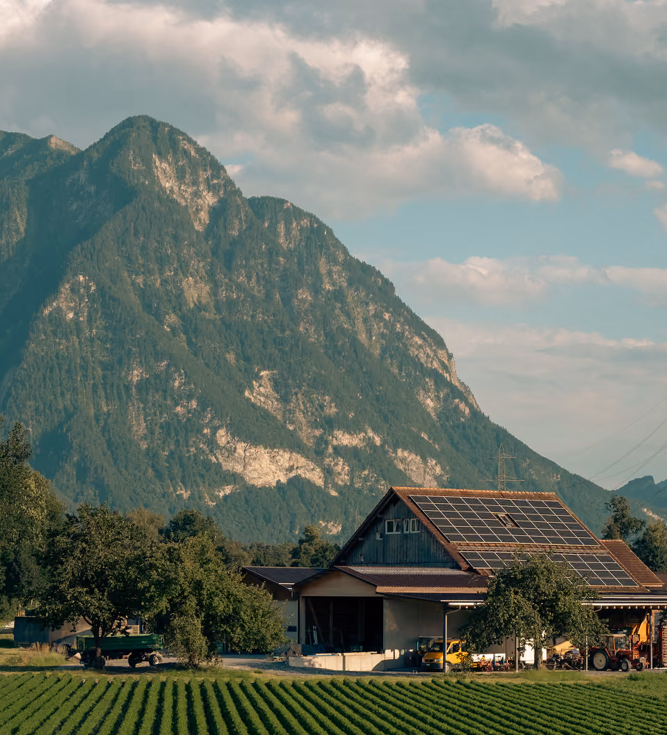 farm house powered by solar