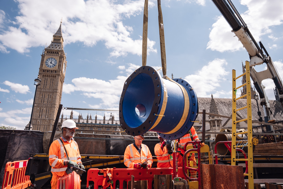 Cullen Utilities craning in a large valve beside the Houses of Parliament