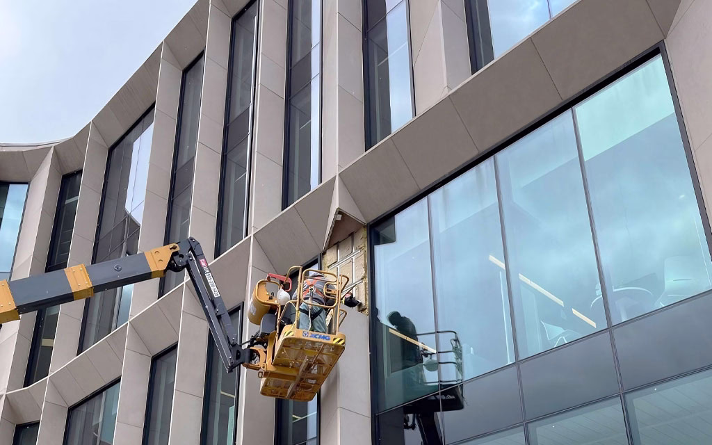 Low-maintenance facade surface