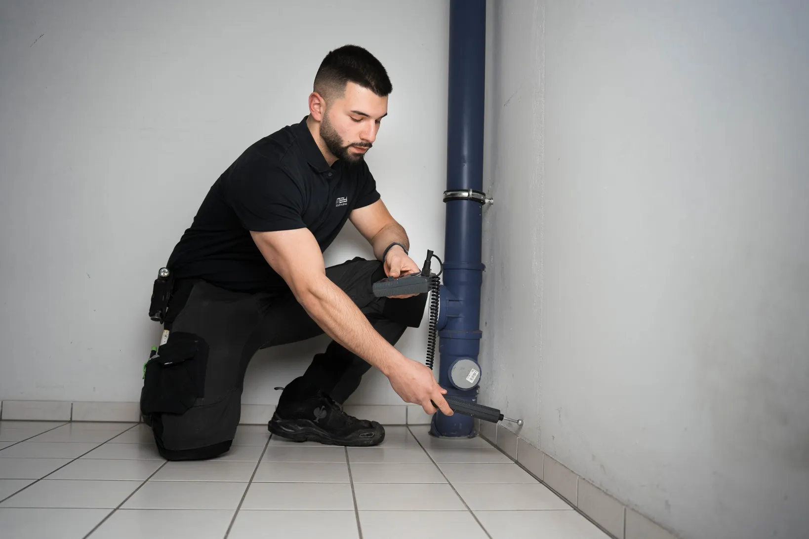 Techniker bei der Leckortung an einer Leitung