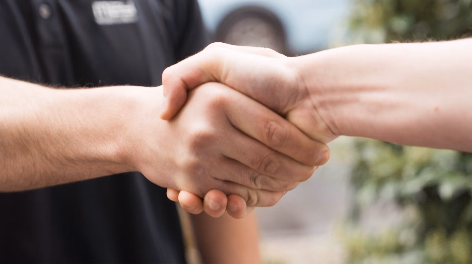 Handschlag zwischen Kunde und Mey-Mitarbeiter