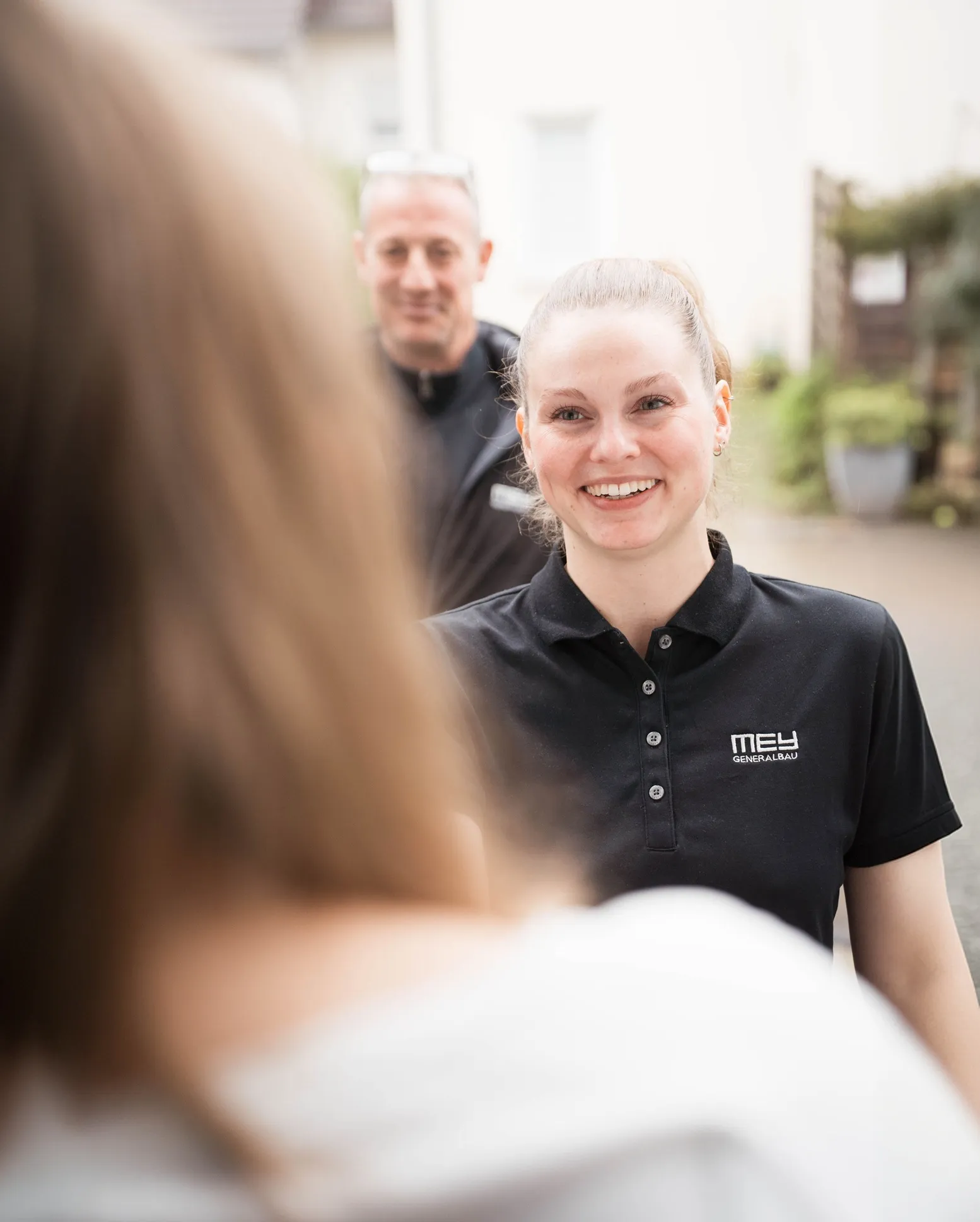 Mitarbeiterin von Mey im Gespräch mit einer Kundin