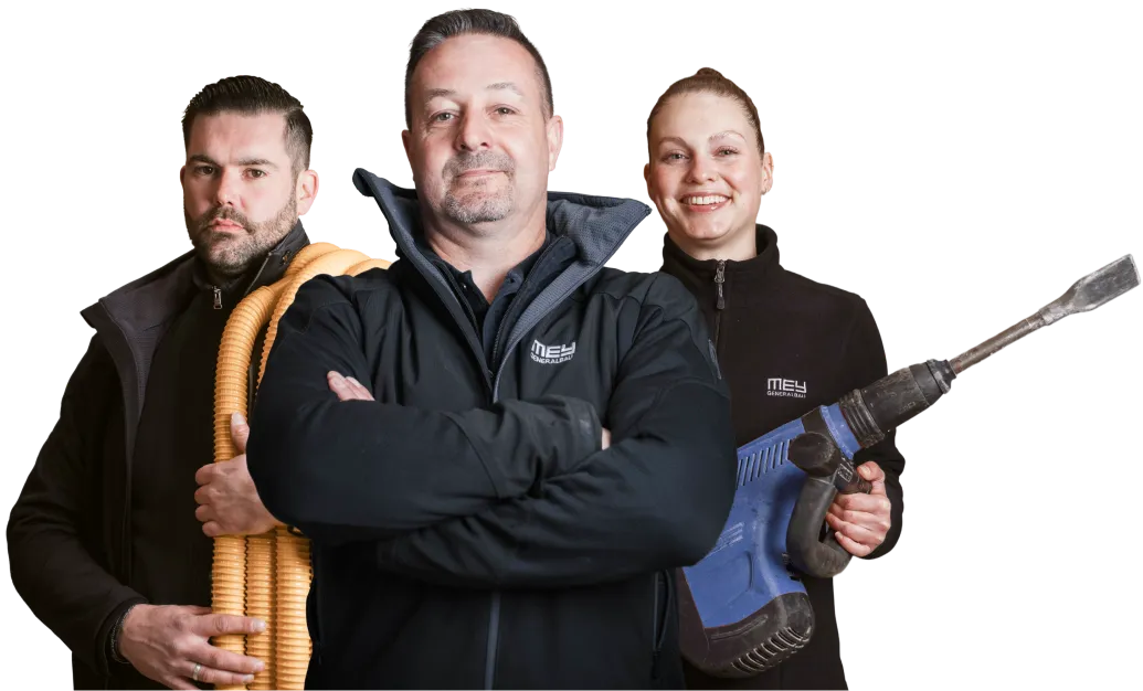 Techniker von Mey Schadenservice mit Trocknungsschläuchen und Stemmhammer