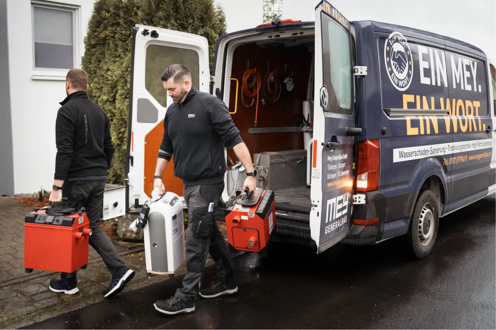 Techniker laden Geräte aus dem Servicefahrzeug