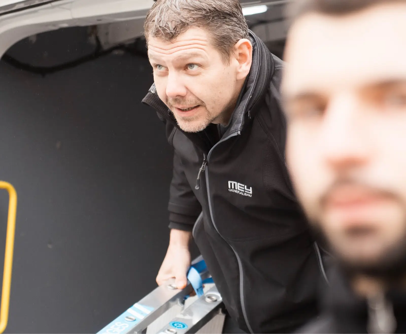 Techniker beim Rußentfernen und Feinreinigen