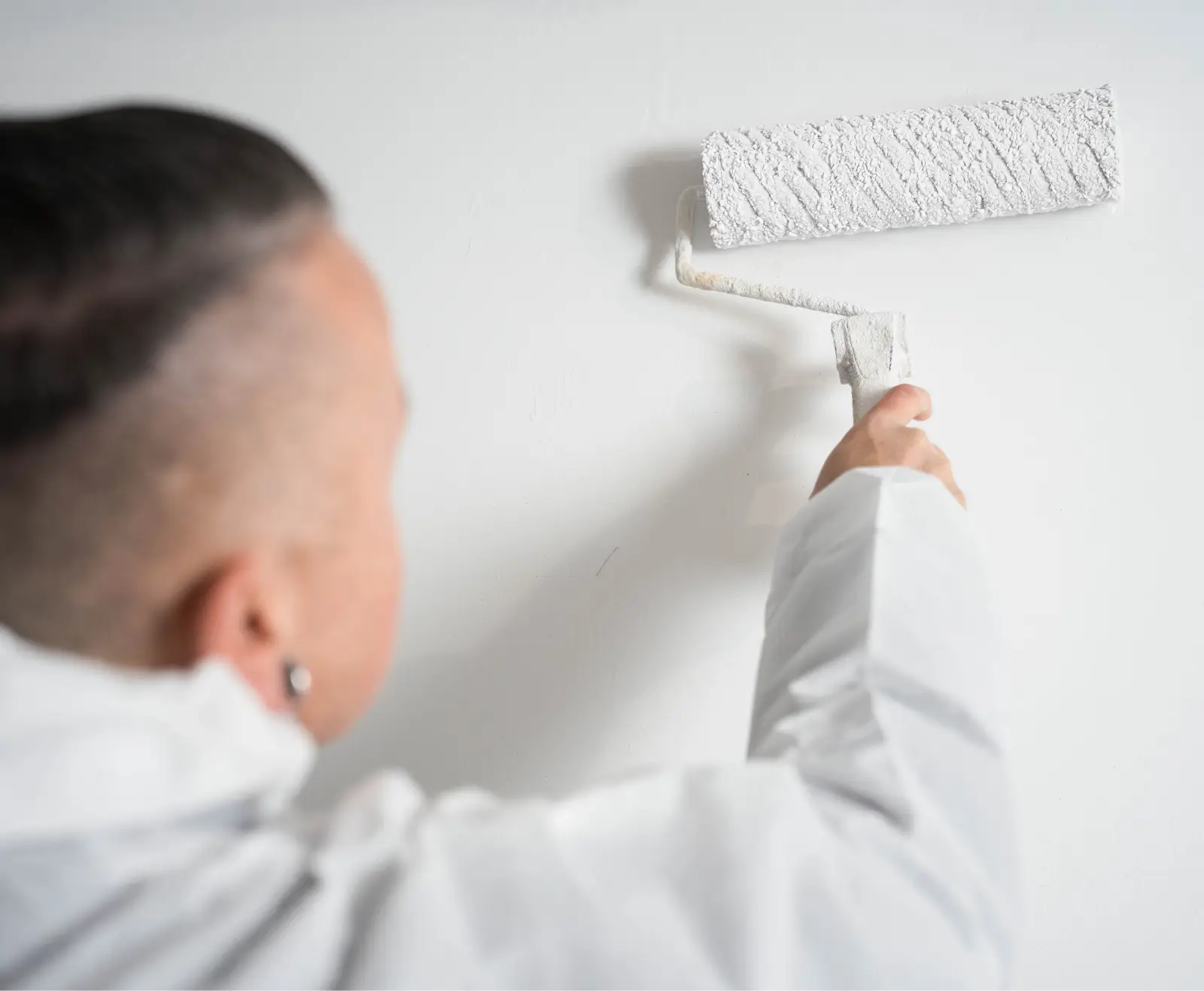 Maler streicht die Decke