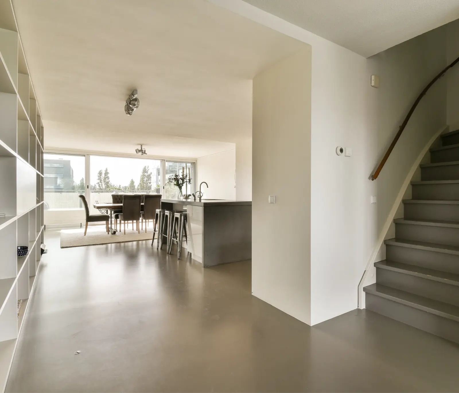 Sanierter Wohnraum mit Treppe