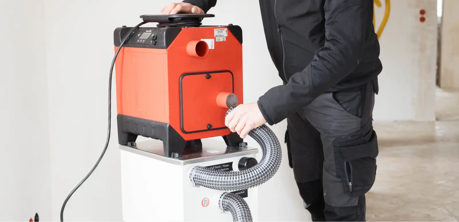 Techniker mit Trocknungsgerät