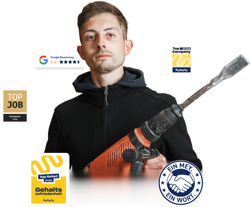 Trocknungstechniker mit Stemmhammer bei Mey Schadenservice