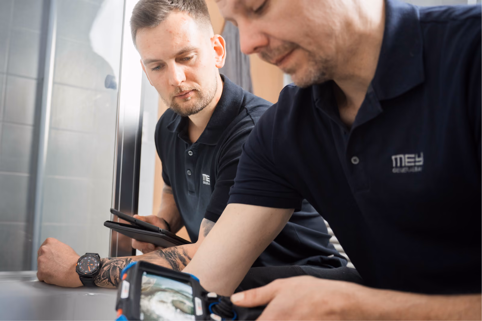 Zwei Techniker werten Messdaten aus