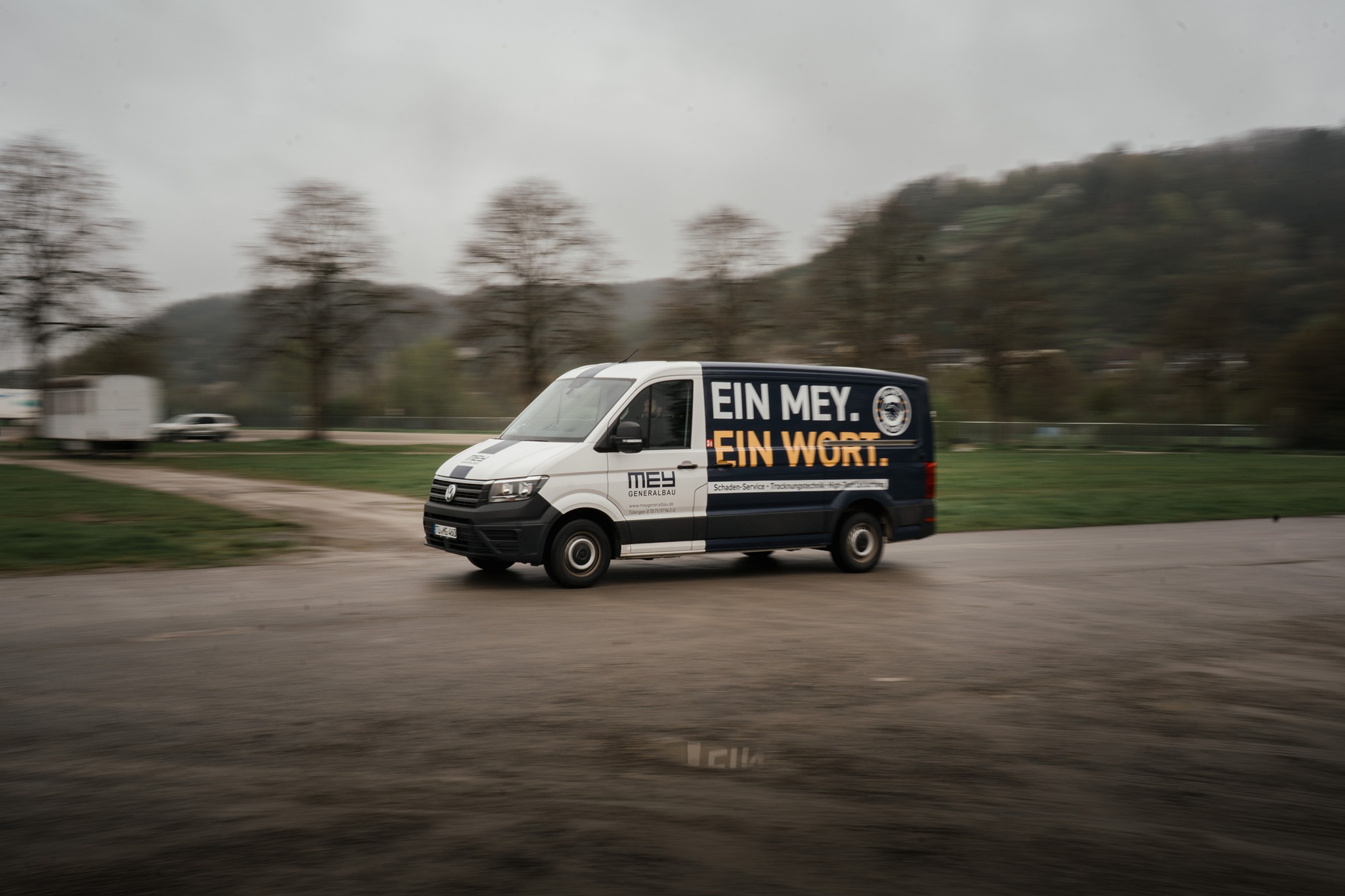 Servicefahrzeug von Mey Schadenservice im Einsatz