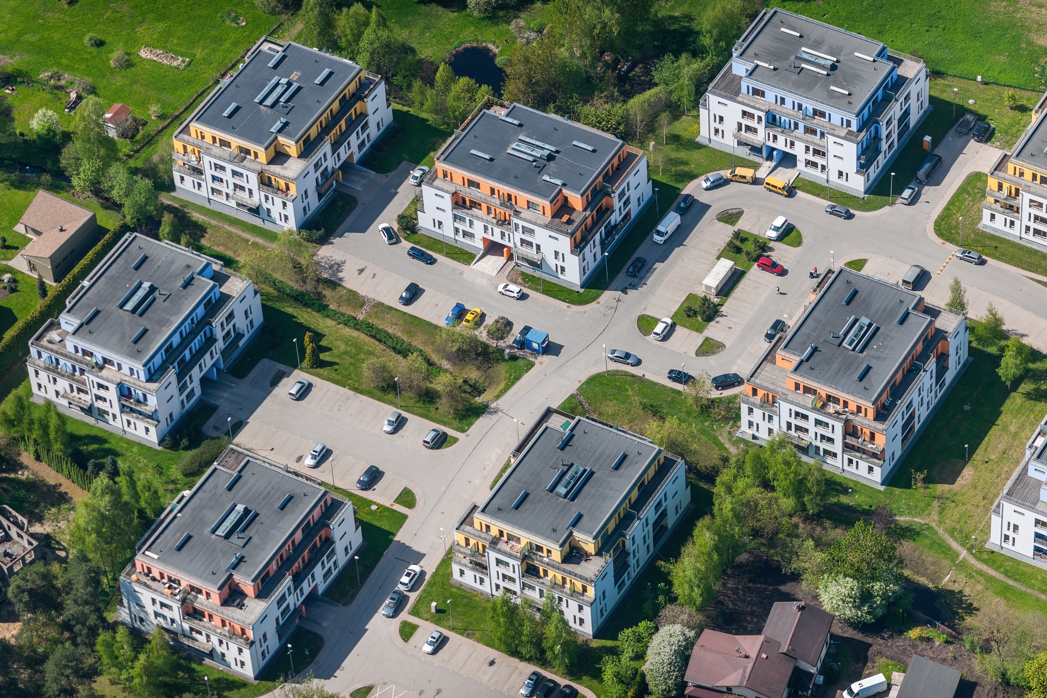 Luftbild einer Wohnanlage mit Mehrfamilienhäusern