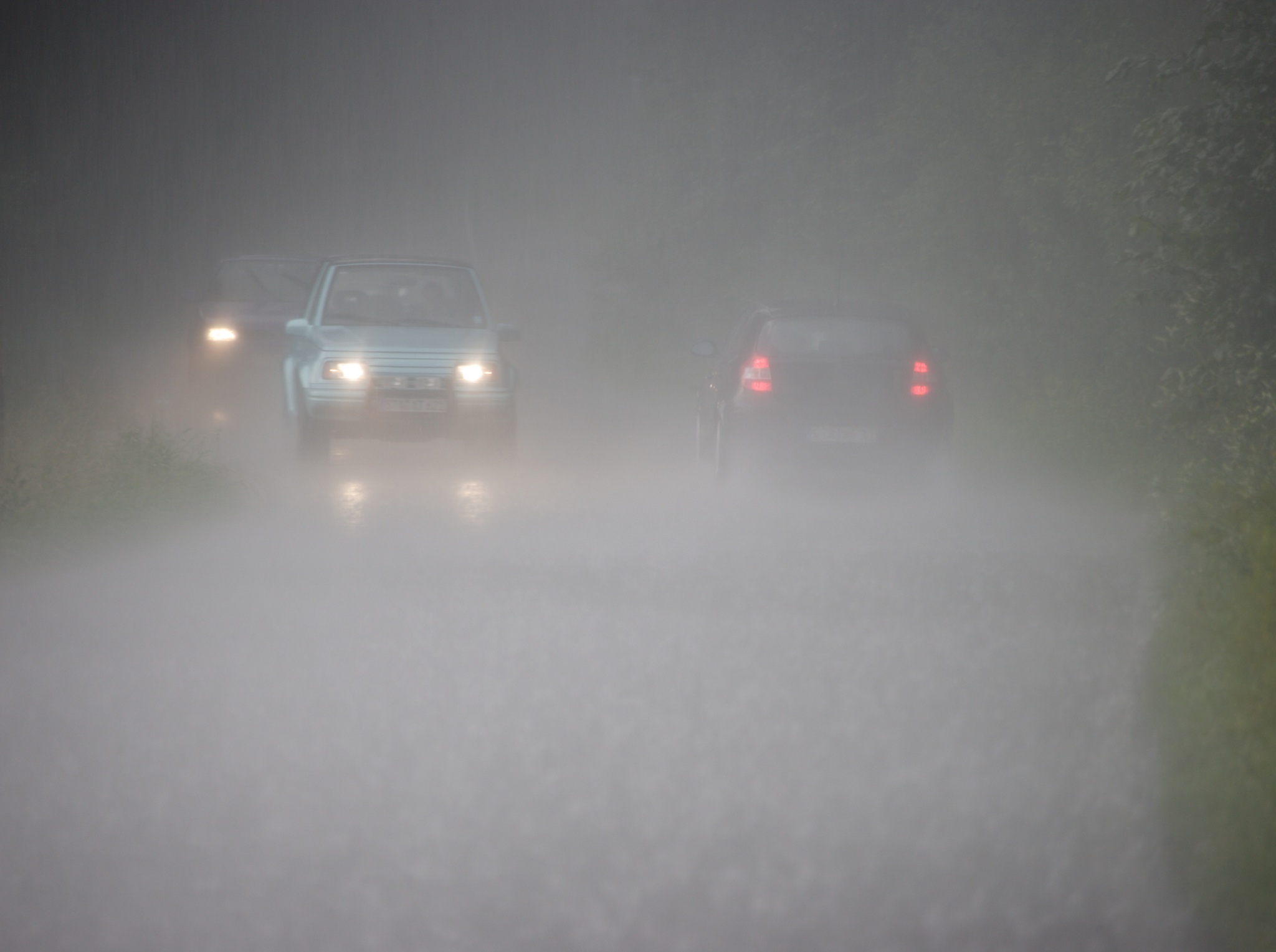 Fahrzeug bei Starkregen in der Nacht