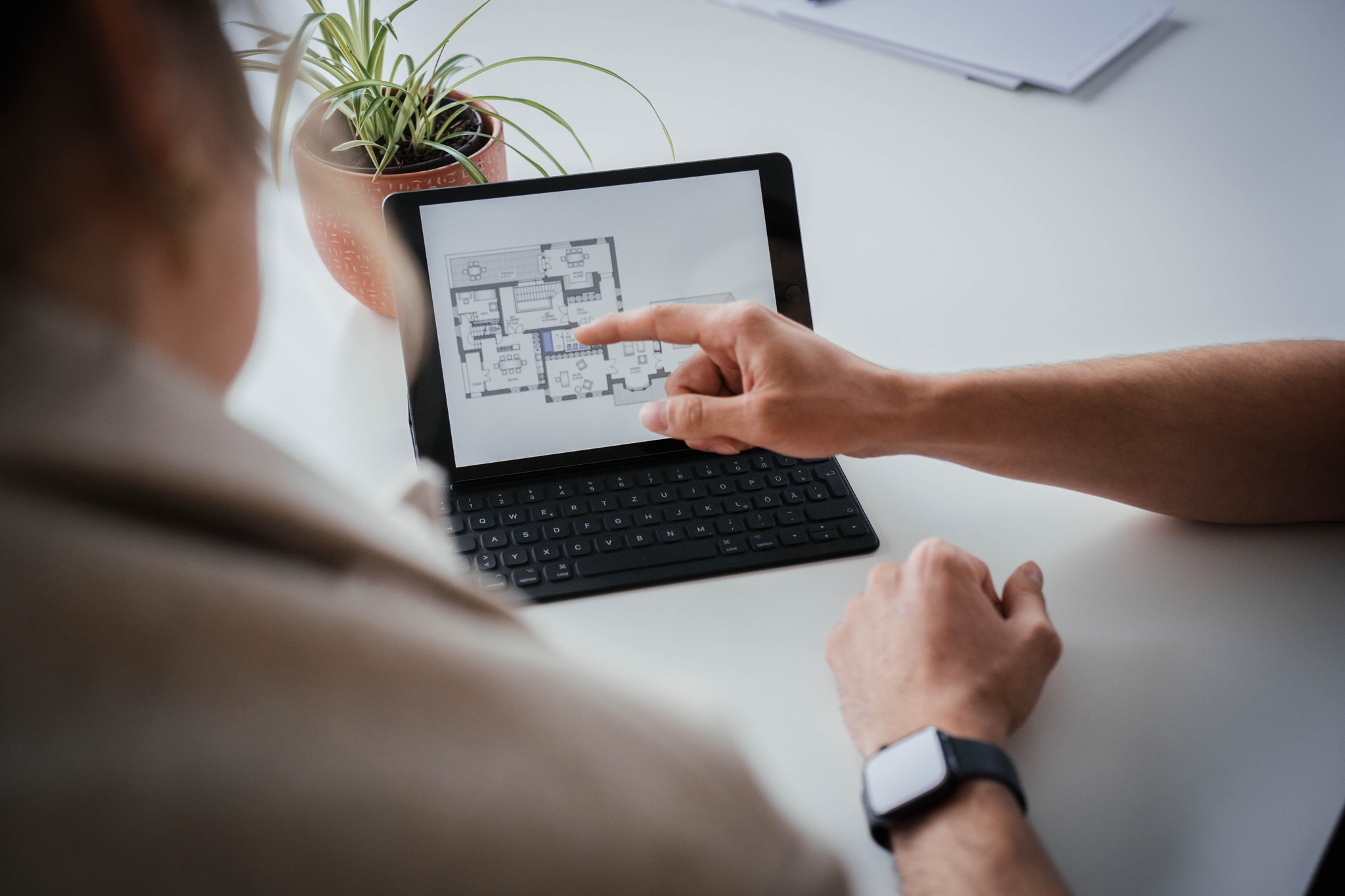 Planung am Tablet mit Grundriss