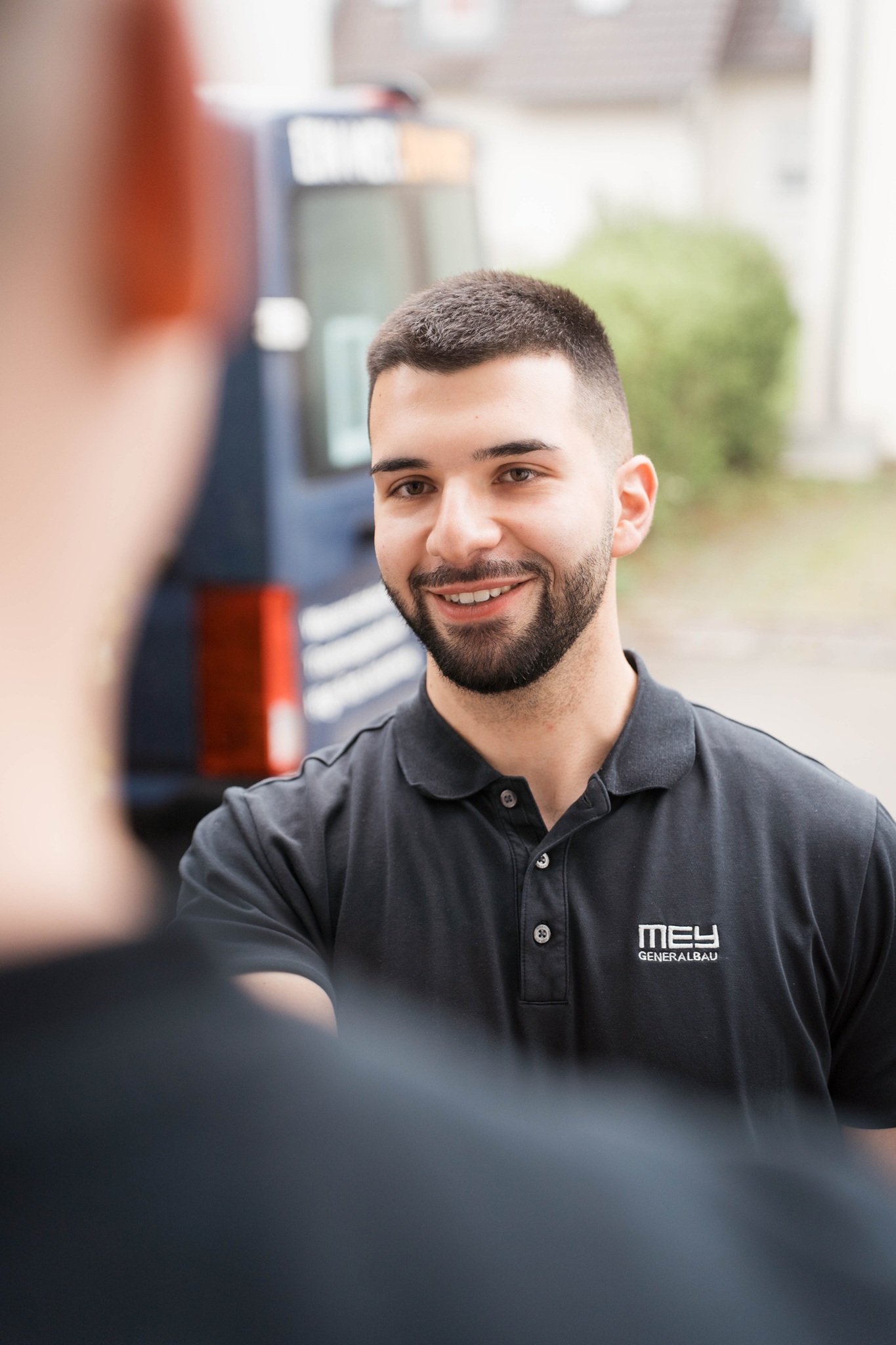 Mey-Techniker vor dem Servicefahrzeug