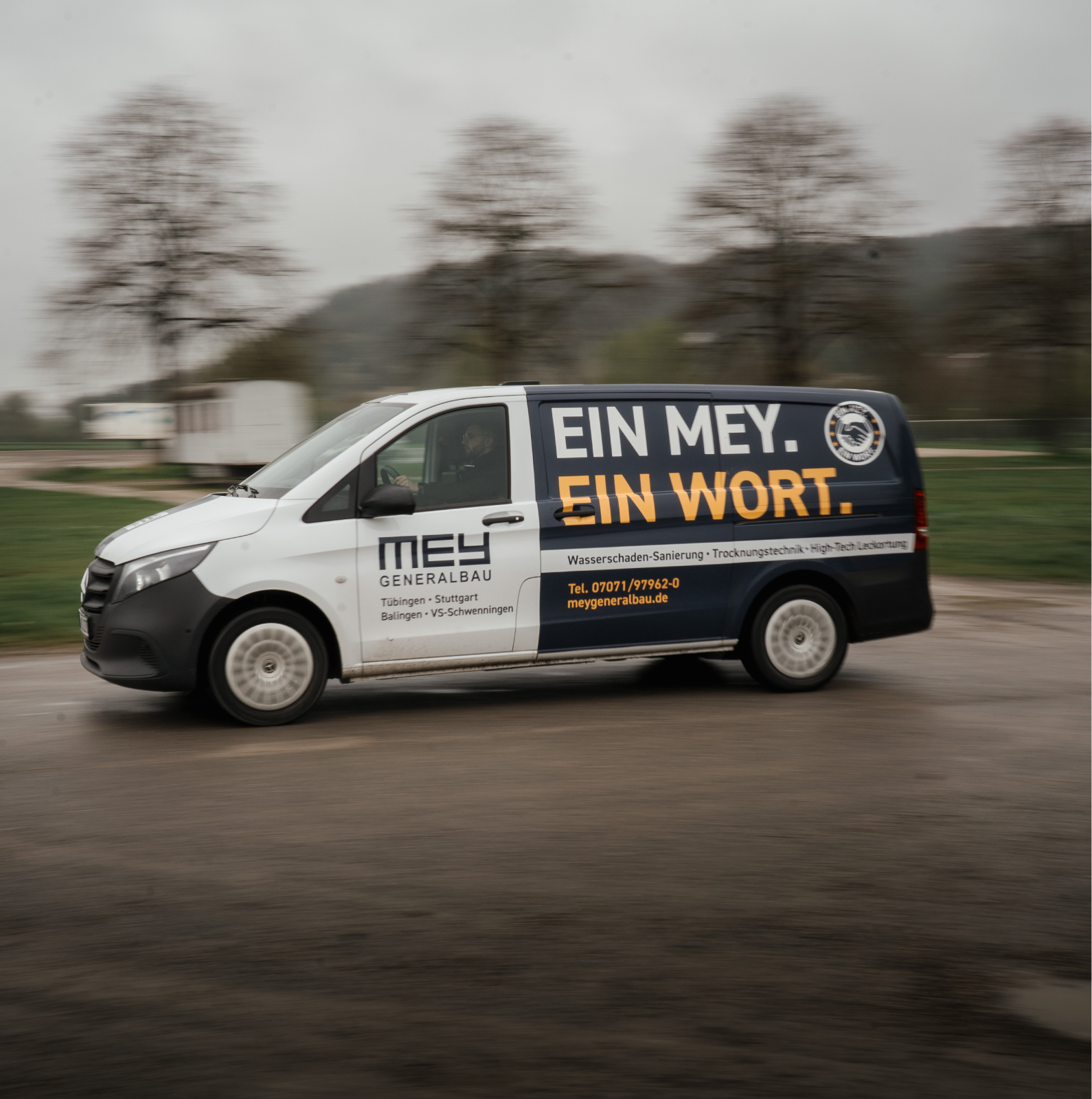 Servicefahrzeug von Mey mit „Ein Mey. Ein Wort.“