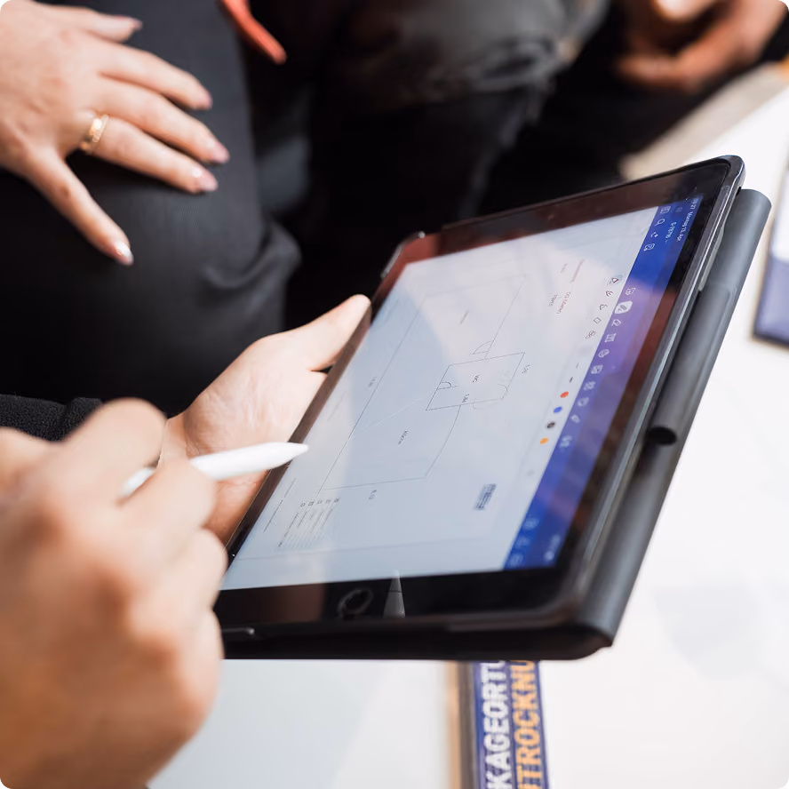 Arbeit mit Tablet und Stift im Außendienst