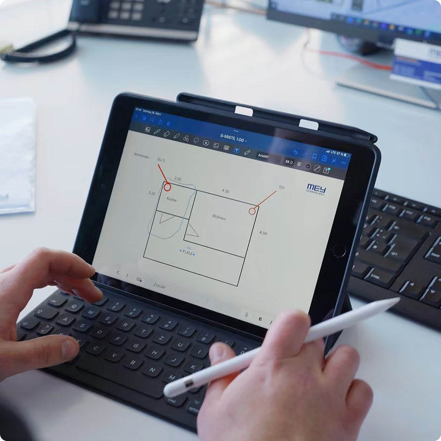 Grundriss wird auf dem Tablet skizziert