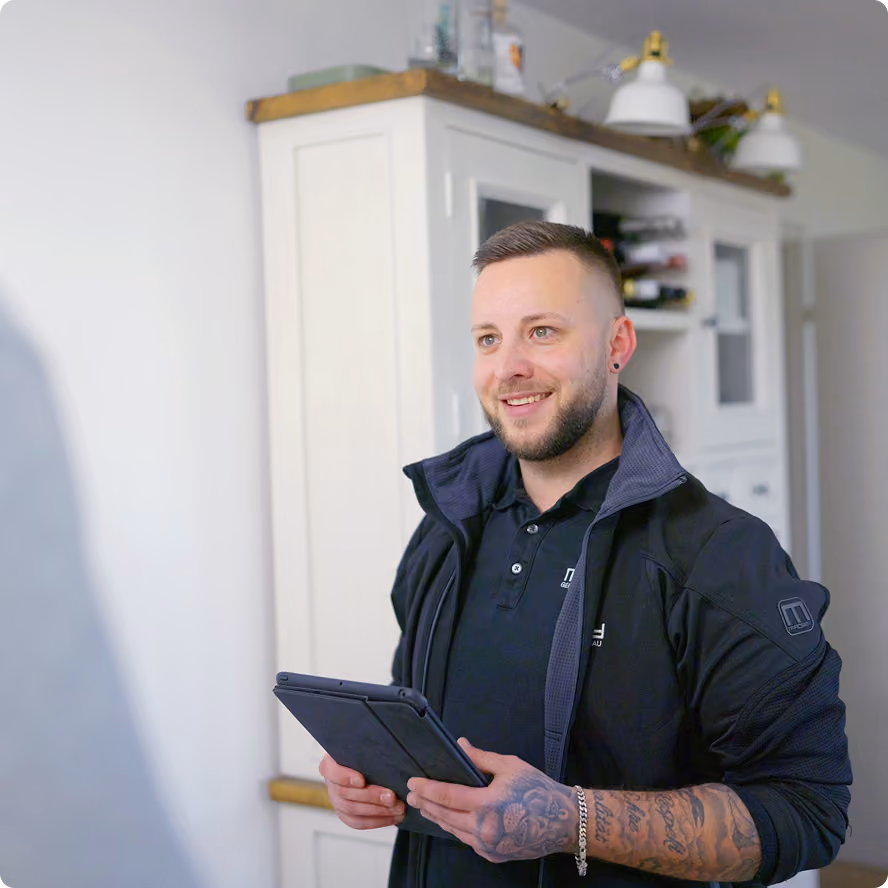 Bau- und Projektleiter mit Tablet bei einem Kundentermin