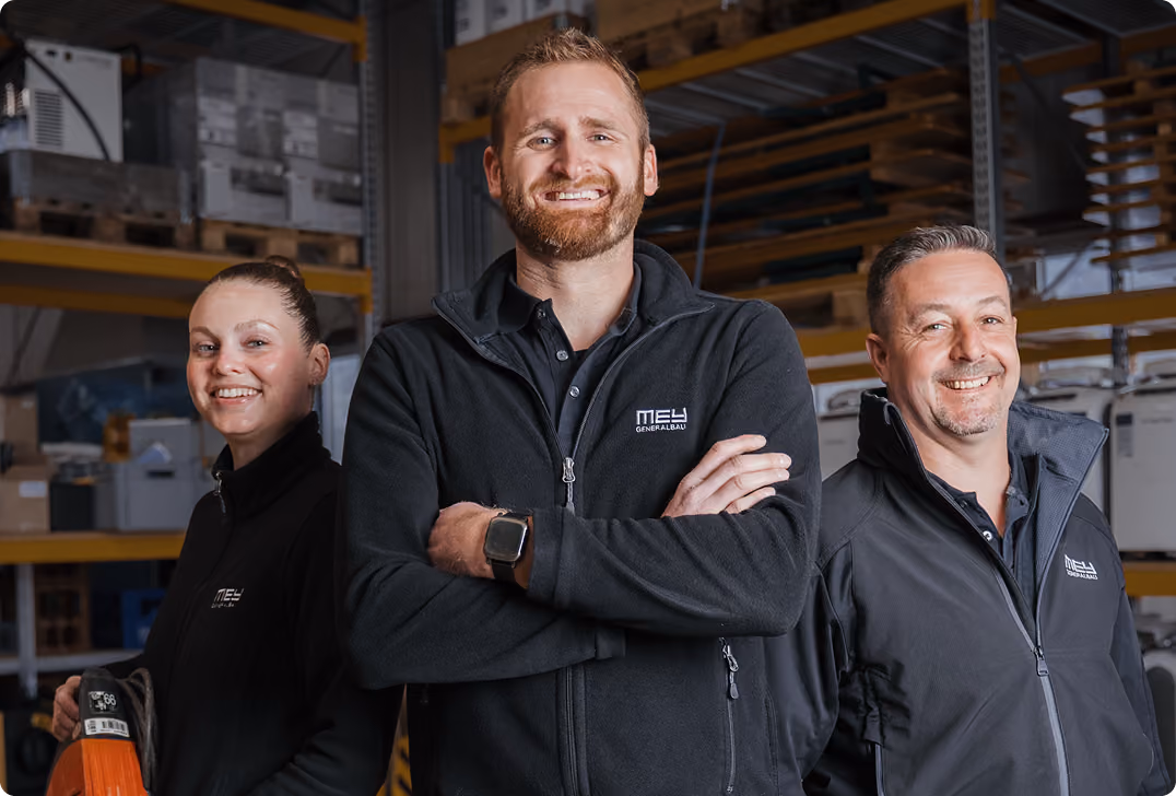 Team von Mey Schadenservice im Lager