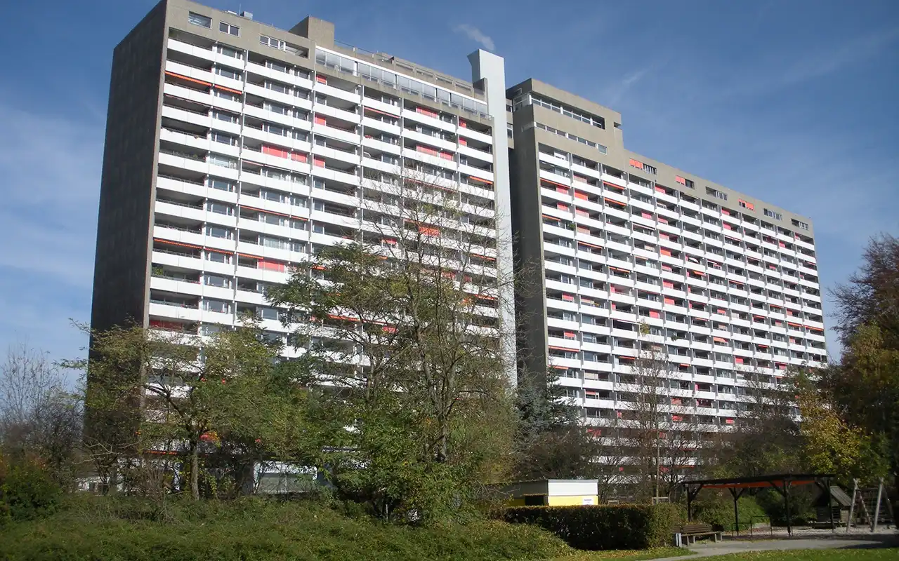 Hochhaus in Stuttgart-Asemwald von außen