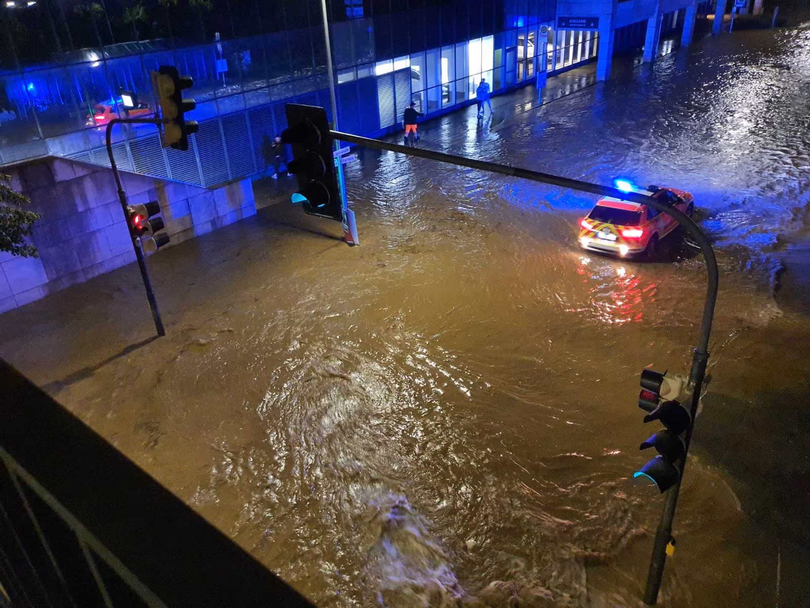 Überflutete Straße bei Nacht nach Starkregen
