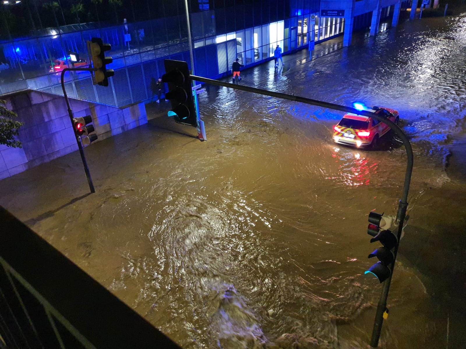 Überflutete Straße bei Nacht nach Starkregen