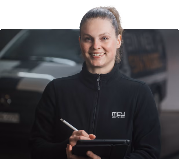 Bau- und Projektleiterin mit Tablet bei Mey Schadenservice